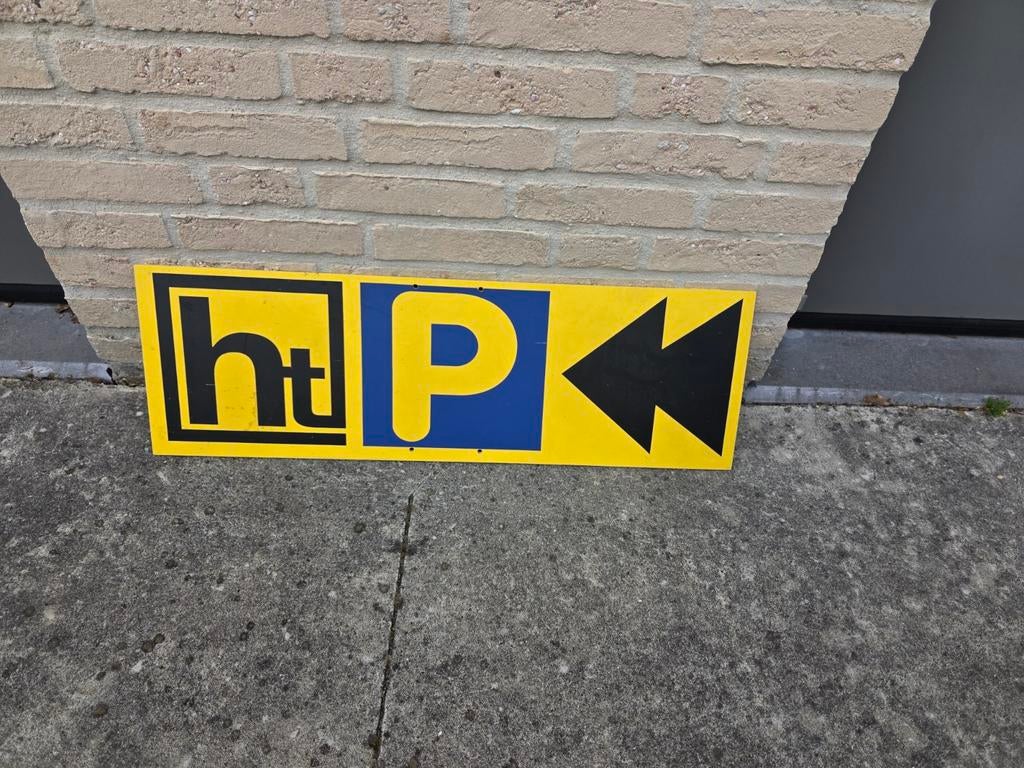 Vintage industriële parkeerbord “P” met pijl – groot decorat, Industrieel, Geel, Ophalen of Verzenden, Zo goed als nieuw