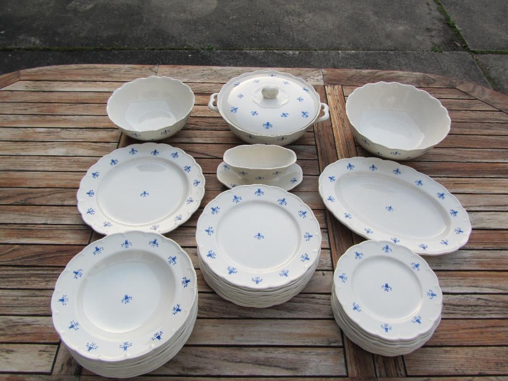 Boch Frères full service met kleine blauwe tulpen!, Antiek en Kunst, Ophalen