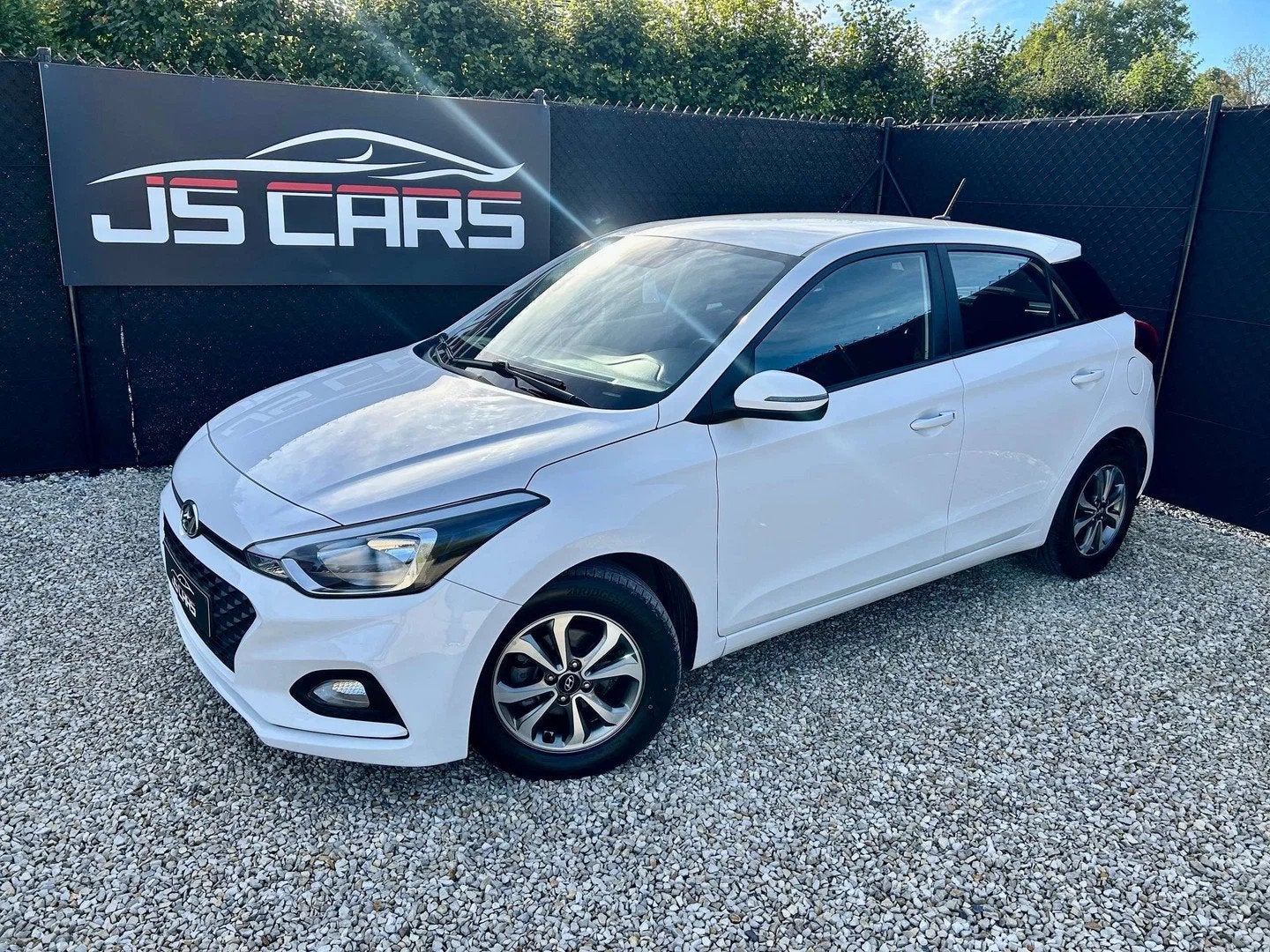 Hyundai i20 1.2i*CAR-PLAY*CAMERA*AIRCO*BLUETOOTH*ATTACHE REM, Auto's, Euro 6, 4 cilinders, Wit, Bedrijf
