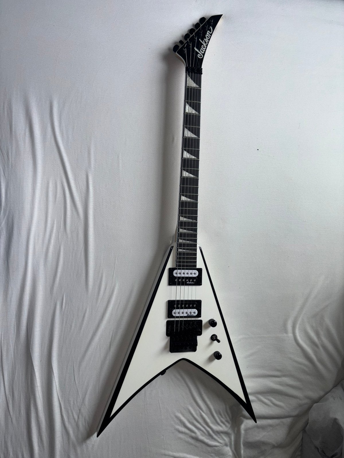 White jackson king v floyd rose, Muziek en Instrumenten, Snaarinstrumenten | Gitaren | Elektrisch, Ophalen, Zo goed als nieuw