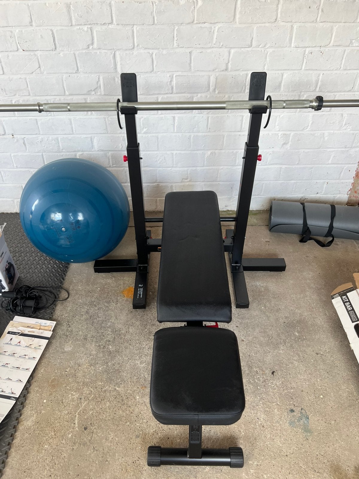 Benchpress + Gewichten, Sport en Fitness, Fitnessmaterialen, Ophalen, Zo goed als nieuw