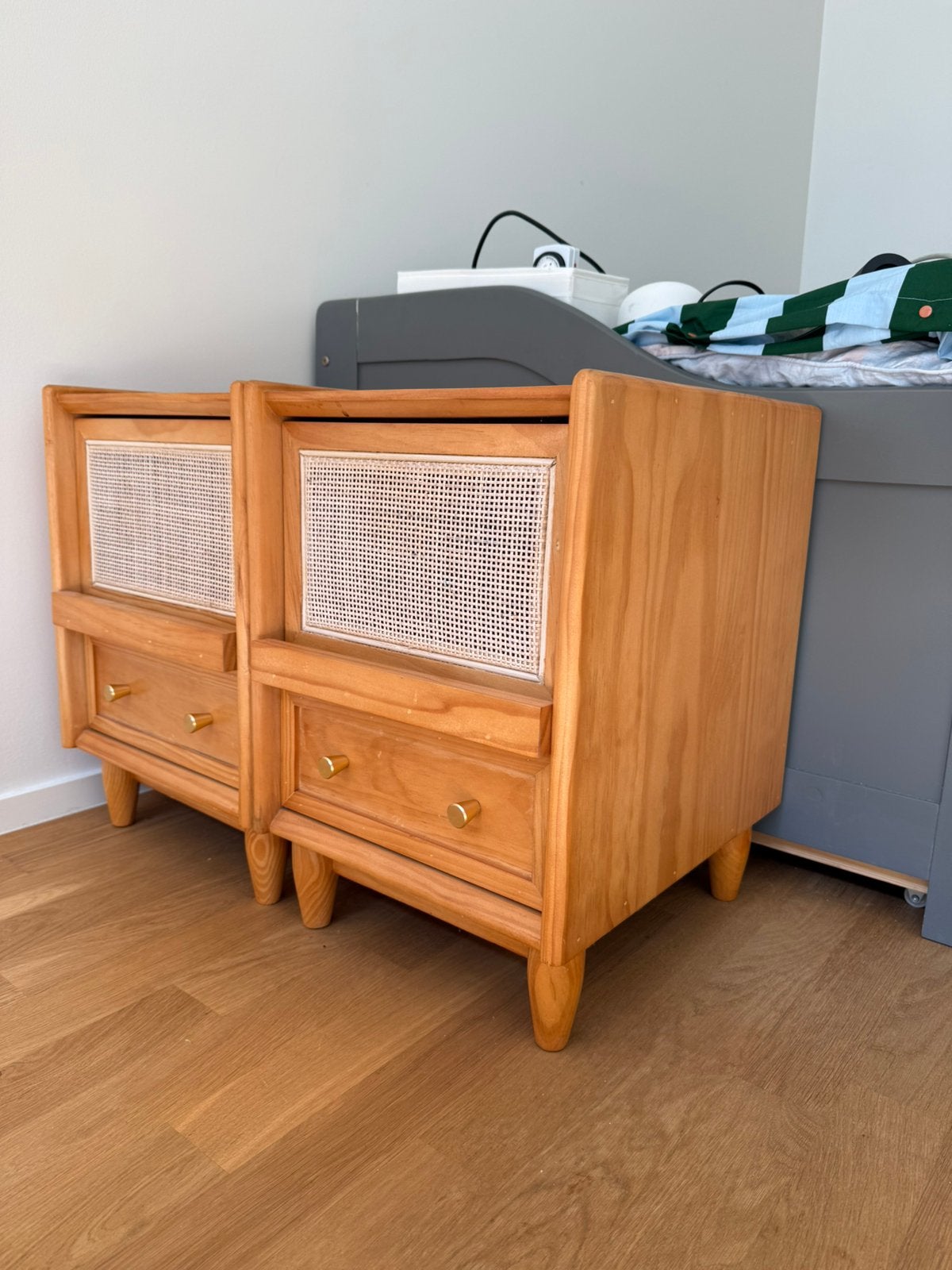 Twee Scandinavische houten nachtkastjes met rotan, Moins de 55 cm, Moins de 45 cm, Enlèvement, Utilisé