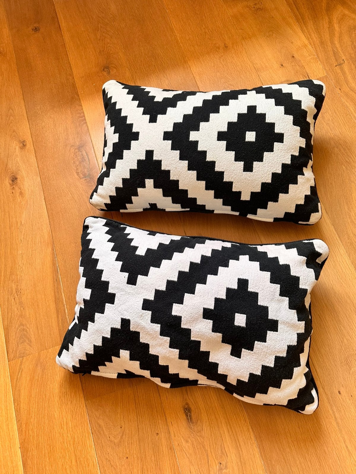 2 zwart-witte kussens 60x40 ongeveer, Enlèvement, Comme neuf, Noir