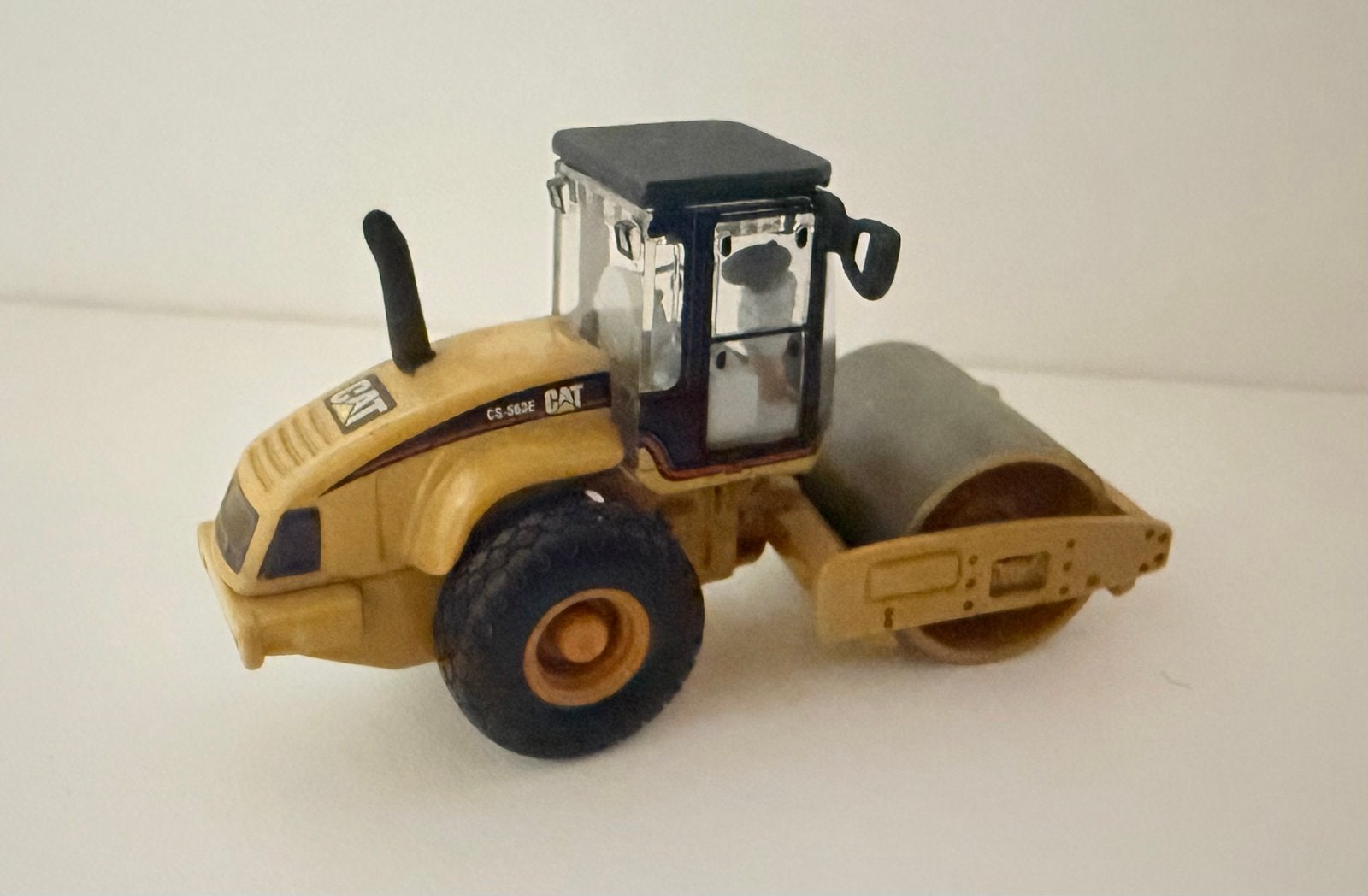 Rouleau Norscot 55155 Caterpillar CAT CS-563E 1:87 H0, Hobby & Loisirs créatifs, Enlèvement ou Envoi, Comme neuf, Grue, Tracteur ou Agricole