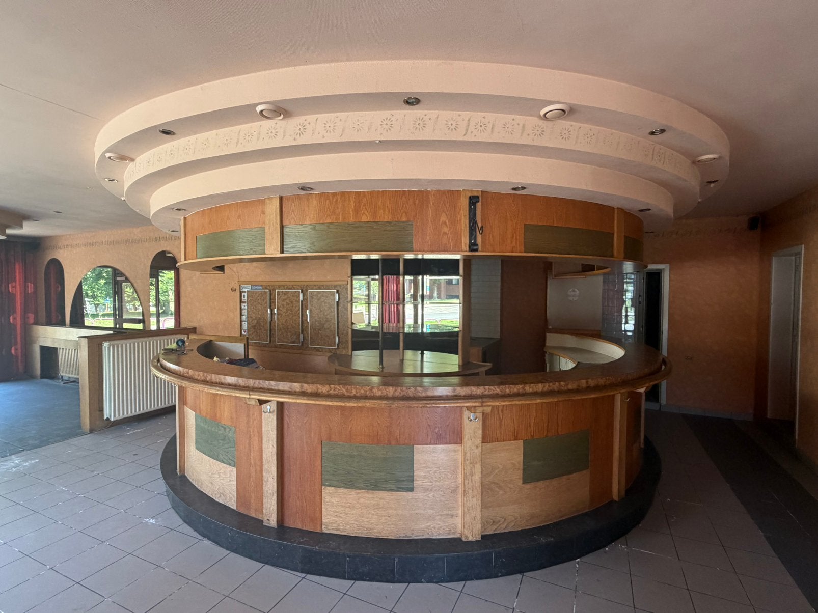 Vintage Bar , gratis wel zelf uit te breken
