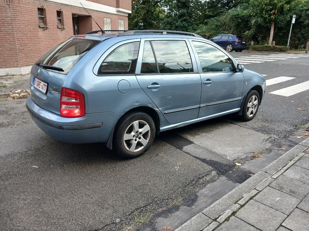 Skoda fabia1.4 Essence, Stof, Zwart, 4 cilinders, Blauw
