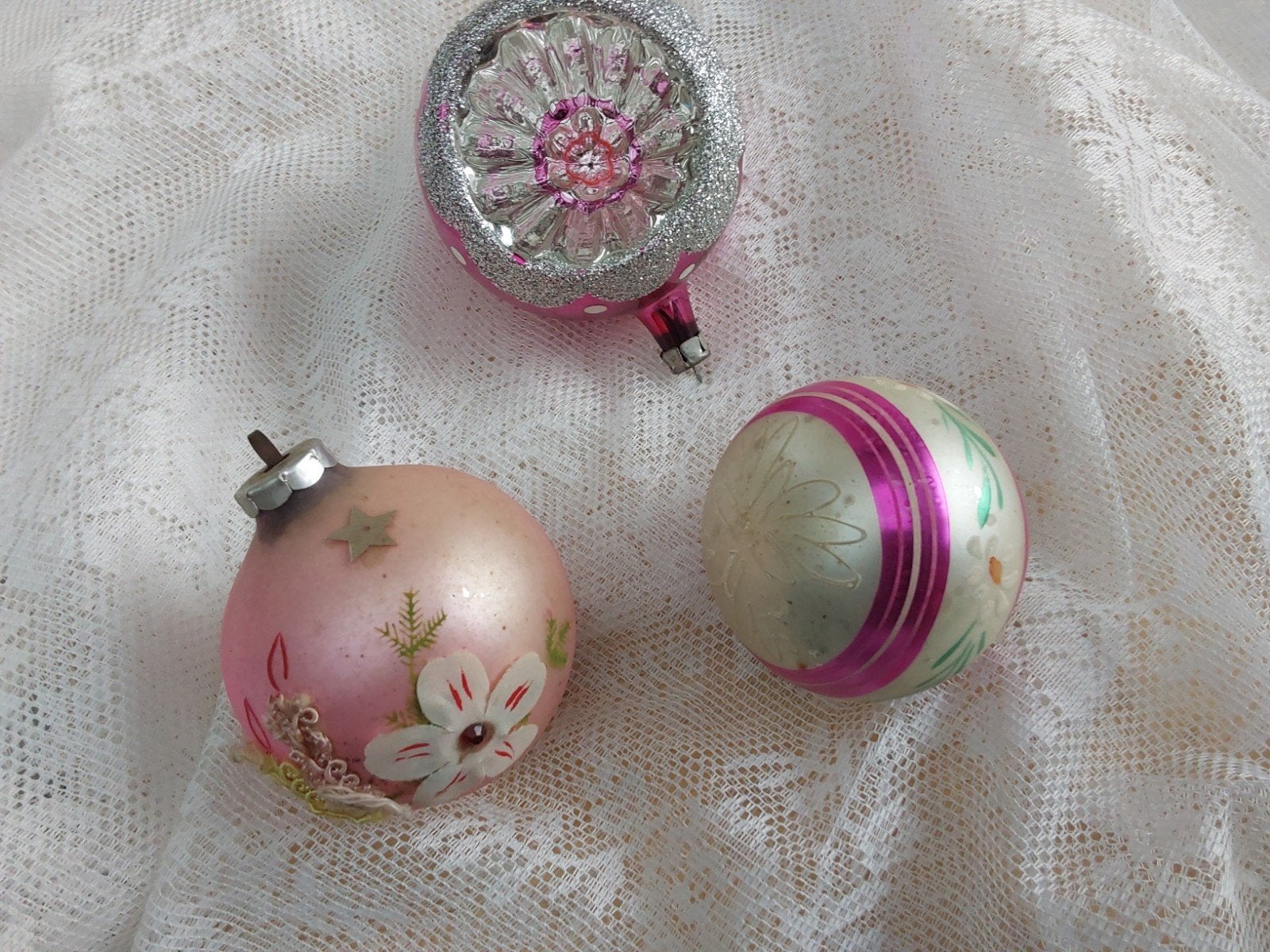 vieilles boules de Noël dans les tons roses, Enlèvement ou Envoi
