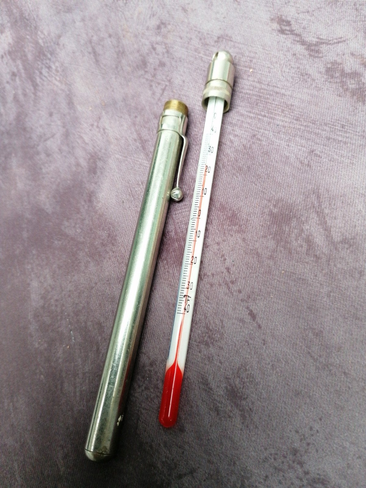 antieke thermometer - 40/40C zware metalen clip huls Rood, Antiek en Kunst, Curiosa en Brocante, Ophalen of Verzenden