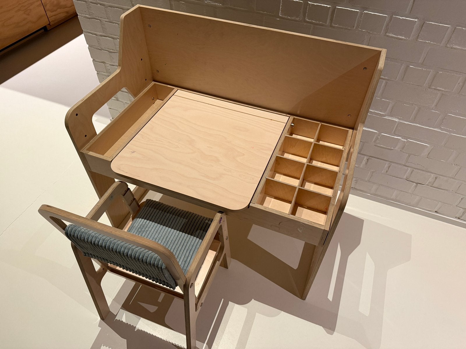 Kinderbureau montessori van luula, Huis en Inrichting, Ophalen, Gebruikt, Kinderbureau