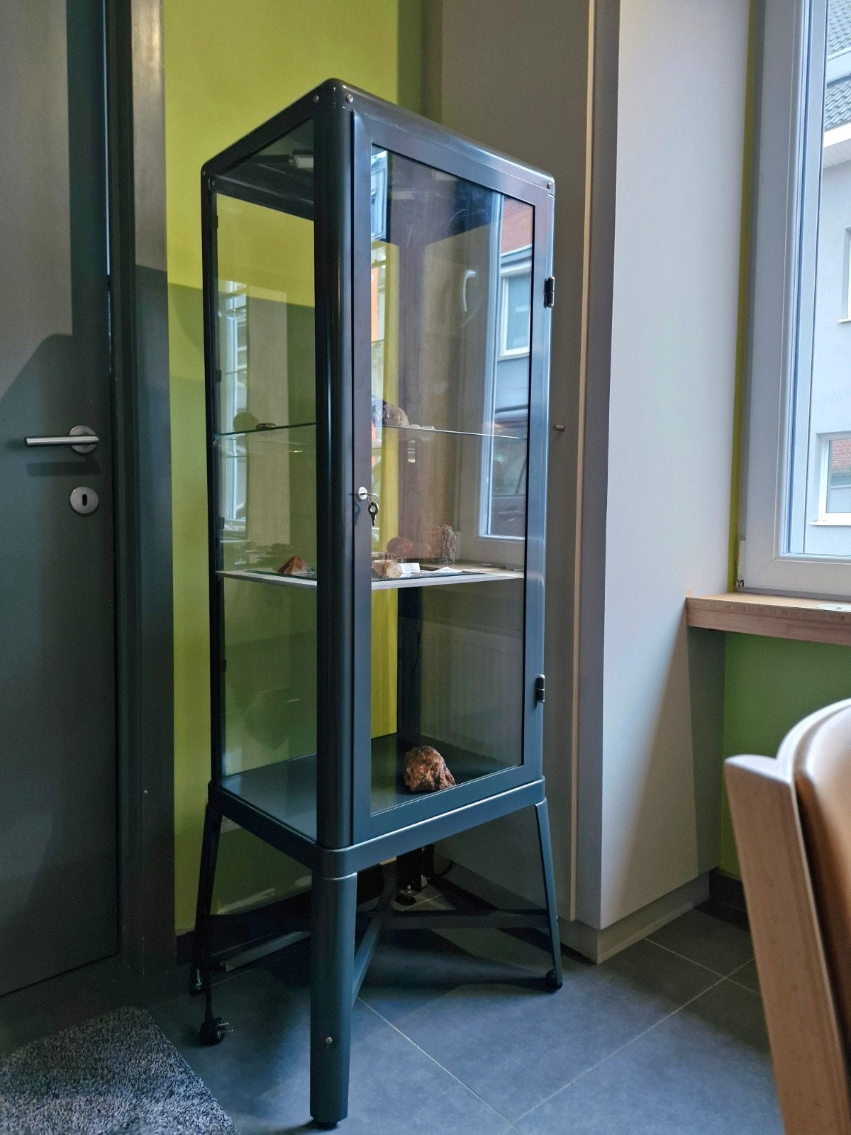 MOOIE STEVIGE GRIJZE METALEN VITRINEKASTEN, 25 à 50 cm, Avec porte(s), Verre, Comme neuf