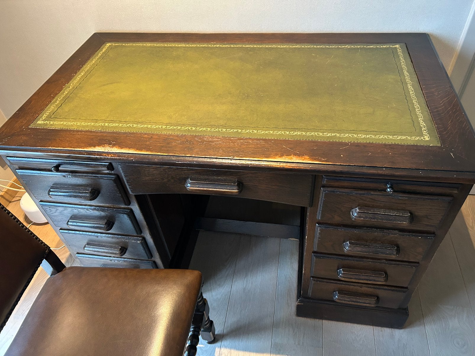 Bureau met bijhorende ledere stoel, Ophalen