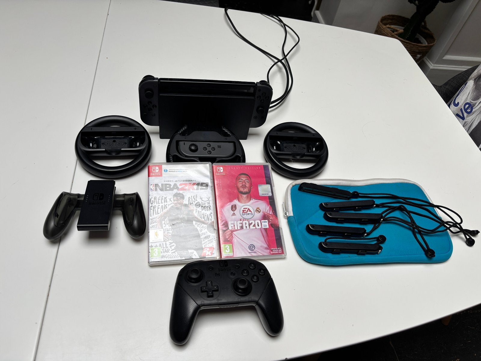 Nintendo Switch avec nombreux accessoires et jeux, Consoles de jeu & Jeux vidéo, Comme neuf, Avec 3 manettes ou plus, Enlèvement