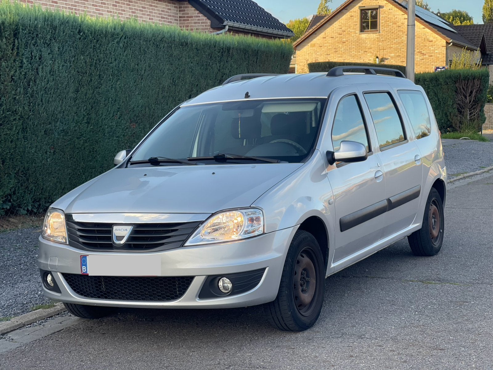 Dacia Logan 1.6 Essence – 2010 – 80 000 km, Argent ou Gris, 6 portes, Phares directionnels, Boîte manuelle