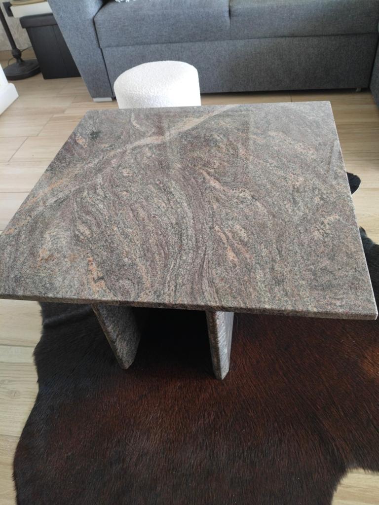 Table basse en granit, Enlèvement