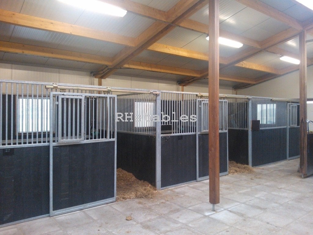 Voorwand paardenstal – 2 stuks met schuifdeur 3m beschikbaar, Dieren en Toebehoren, Stalling en Weidegang