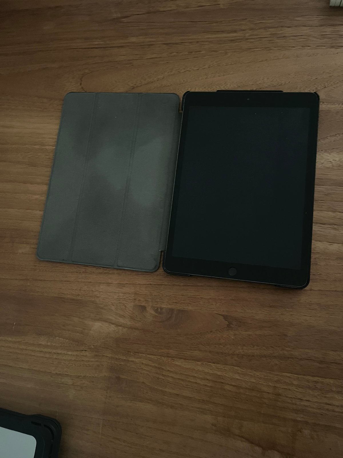 Ipad 8e generatie 2023 uitvoering rood, Enlèvement, Comme neuf