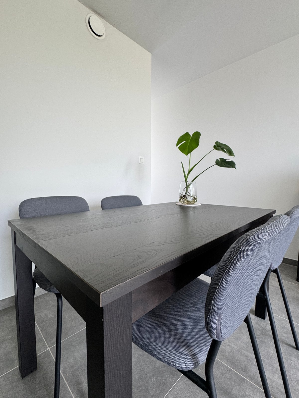 Table à manger IKEA LÄNNEBERG + 4 chaises KARLJAN (gris), Modern, Nordic, 100 à 150 cm, Quatre personnes, Comme neuf