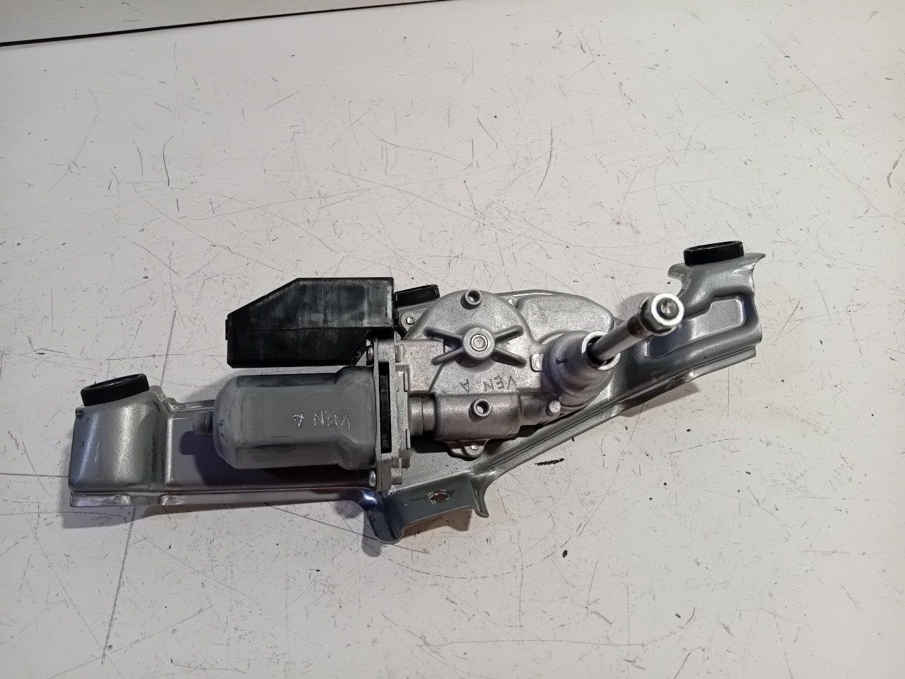 Ruitenwissermotor achter Toyota C-HR, Onderdelen@venauto.nl, Van der Ven Autorecycling B.V., Ettenseweg 76, 4706 PB Roosendaal, The Netherlands