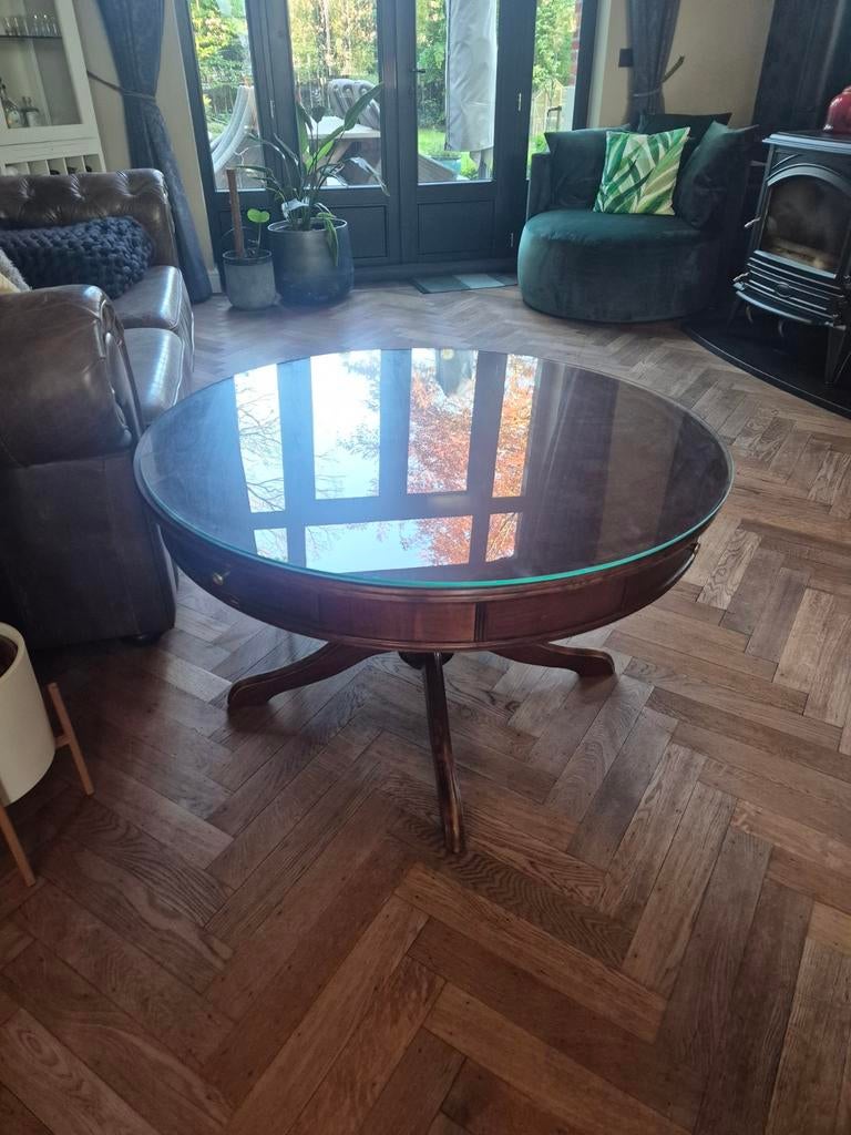 Ronde drumtafel mahonie met glazen blad en lades, Ophalen, Gebruikt, 50 tot 100 cm, 50 tot 75 cm