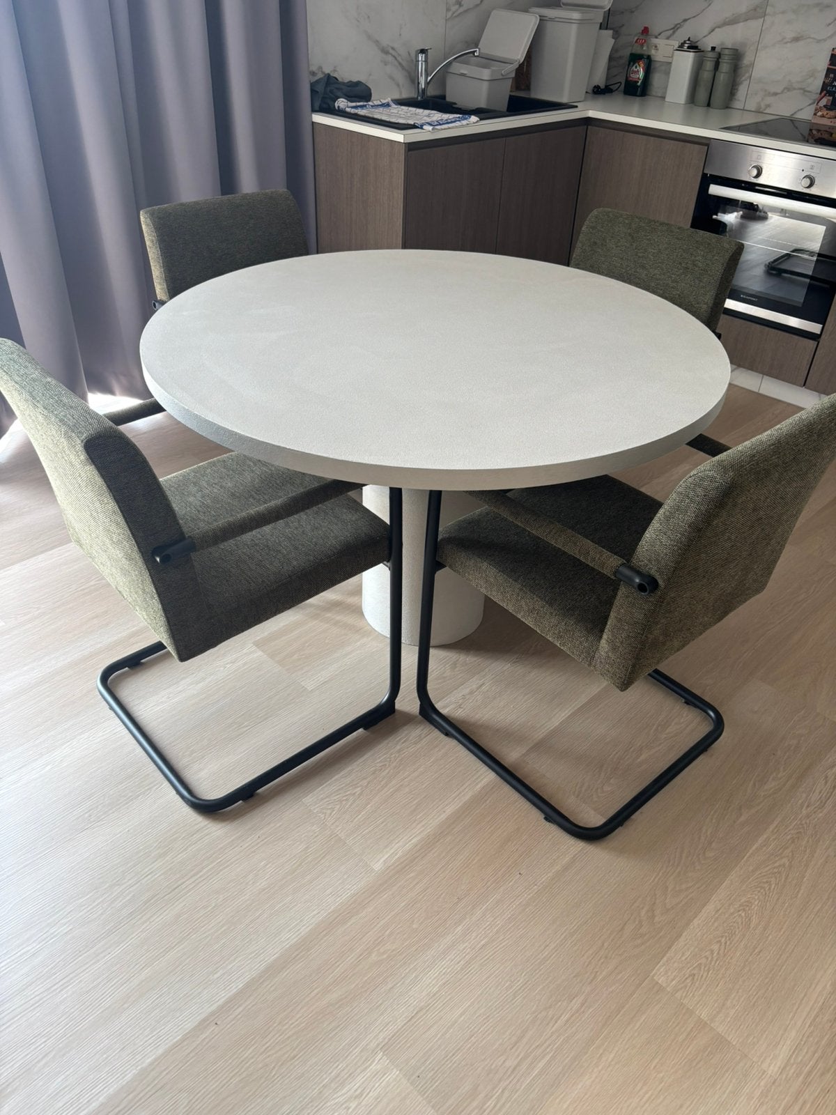 Ronde tafel met stoelen te koop., Huis en Inrichting, Tafels | Eettafels, Ophalen of Verzenden, Zo goed als nieuw, Rond