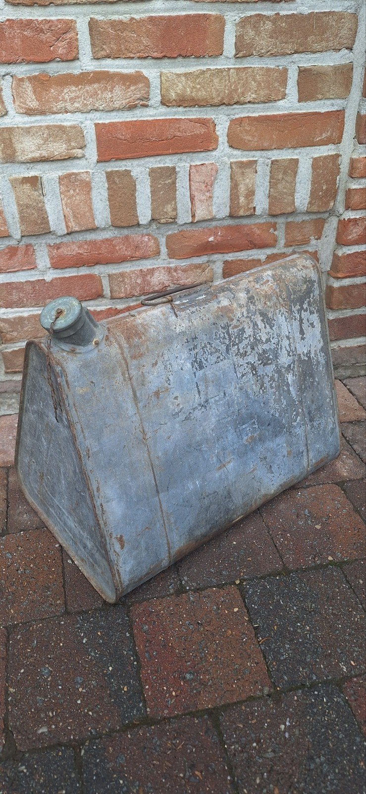 Jerrycan WH triangulaire, Enlèvement