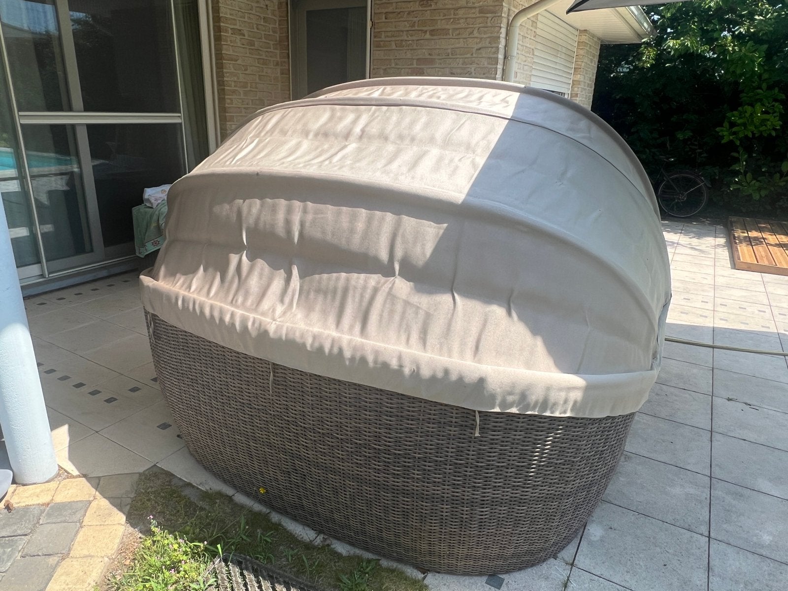 Luxe rond wicker daybed met zonnekap (loungebed), Tuin en Terras, Tuinsets en Loungesets, Zo goed als nieuw, Ophalen