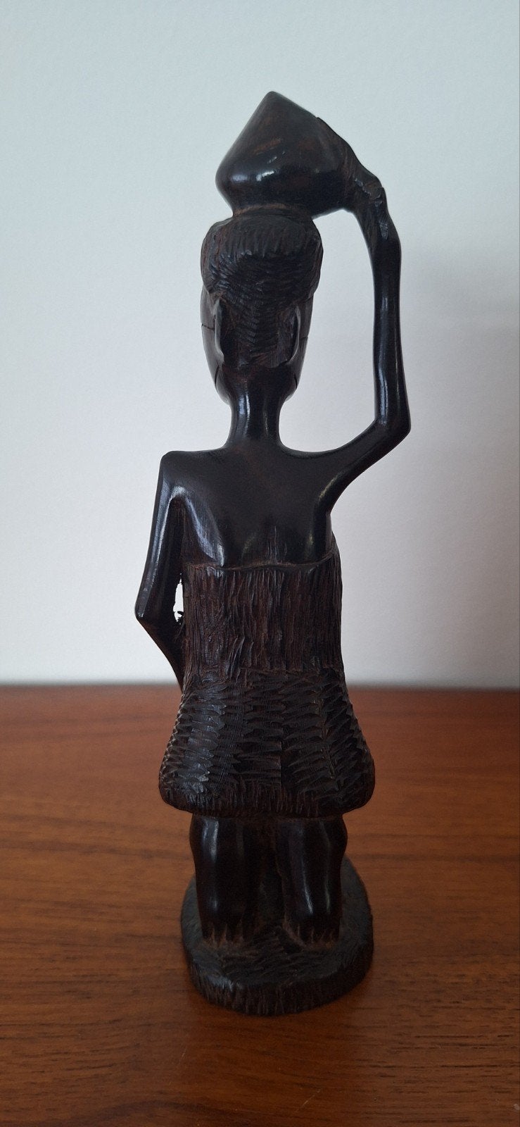 Afrikaans Beeldje – Vrouw met Waterkruik, Houtsnijwerk, Minder dan 20 cm, Ophalen of Verzenden, Handgemaakt