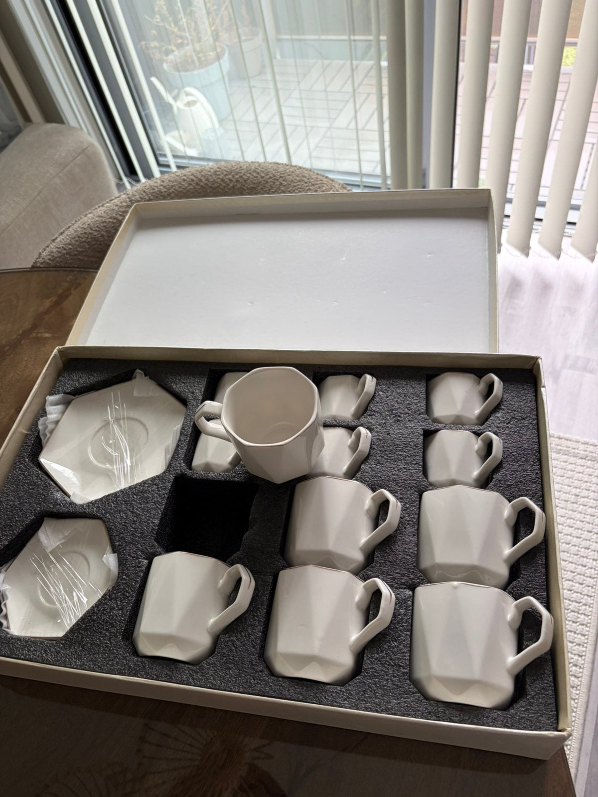 Nieuwe luxe koffieset – wit met gouden randjes, Ophalen