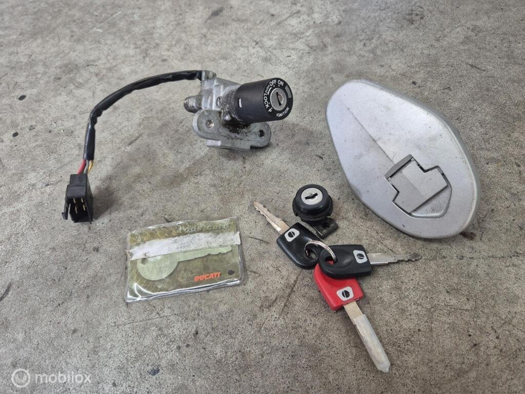 Contactslot tankdop slotenset 3 sleutels codekaart 749 999, Motos, Pièces | Ducati, Enlèvement ou Envoi, Factorystore.service@ducati.com