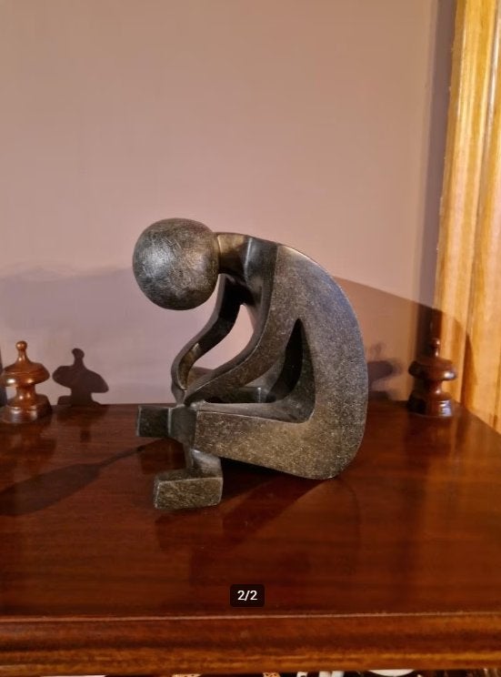 Kunstwerk " De Denker " van John Nengomasha, Antiek en Kunst, Gemerkt, Ophalen of Verzenden, Steen of Keramiek, Beeld