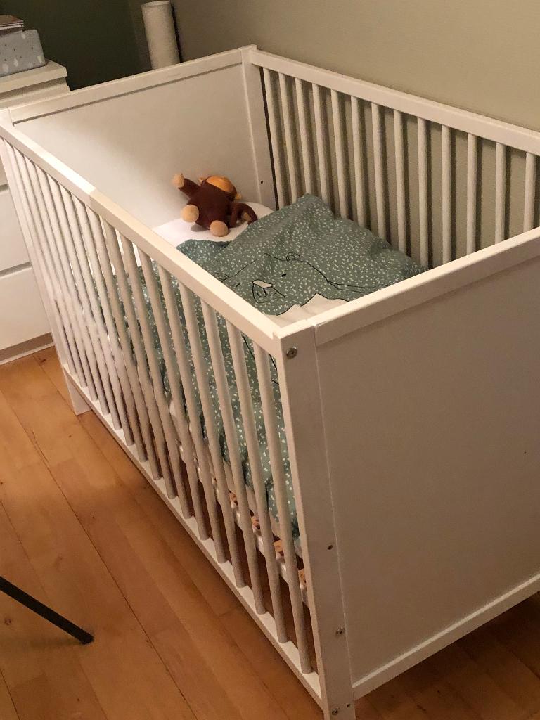Babybedje Ikea, Kinderen en Baby's, Ophalen, Zo goed als nieuw, Minder dan 140 cm, Matras