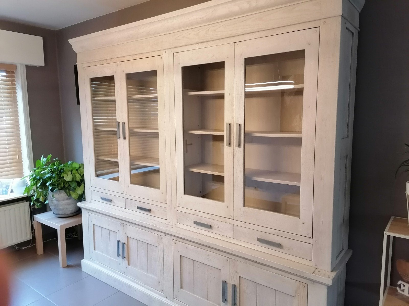 vitrinekast massief hout, Huis en Inrichting, Ophalen, Zo goed als nieuw