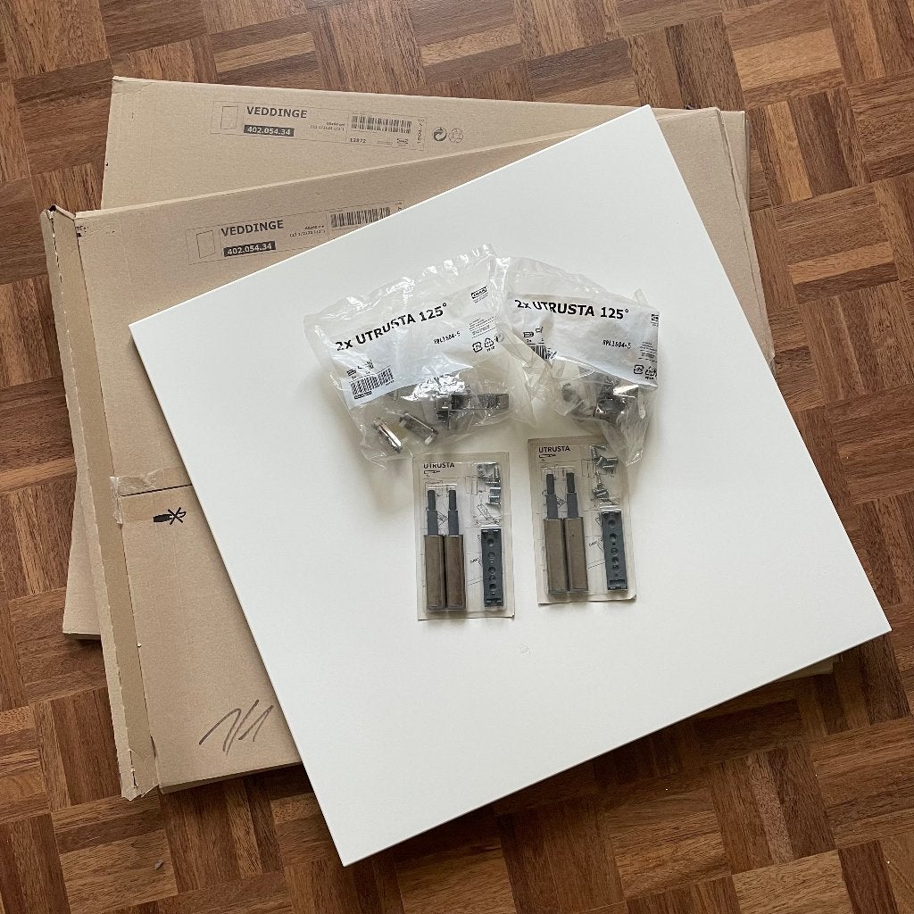 2 IKEA VEDDINGE deurtjes + deurbeslag NIEUW, Ophalen, Wit, Nieuw, 50 tot 100 cm
