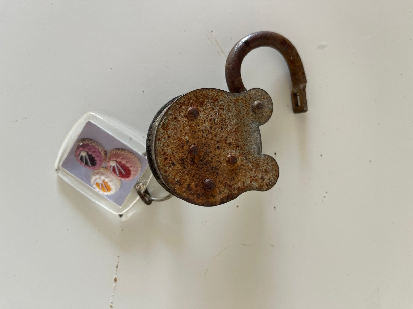Prachtig Antiek Mickey Mouse Model Hangslot met Sleutel, Ophalen of Verzenden, Zo goed als nieuw