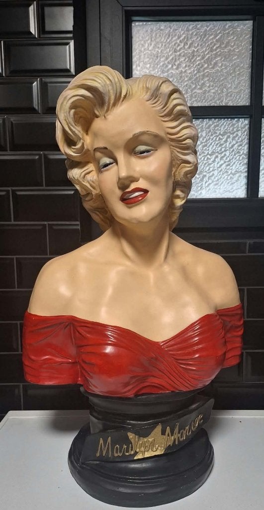 Buste van Marilyn Monroe, Ophalen, Buste