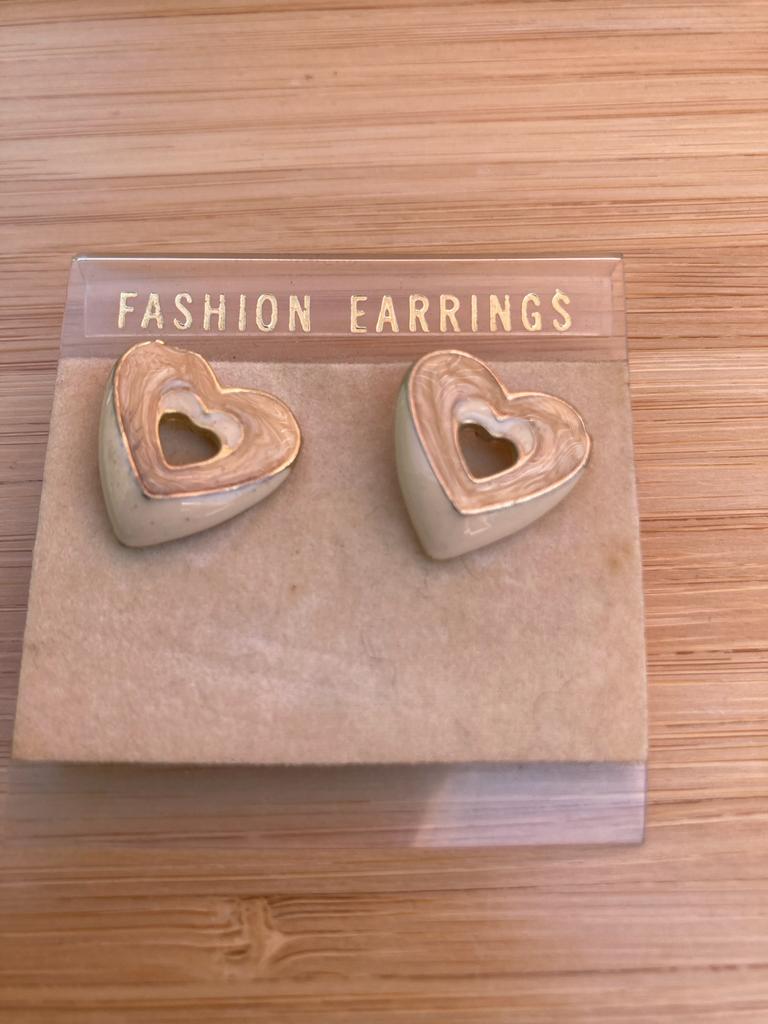 nieuwe oorbellen beige hartjes, Handtassen en Accessoires, Oorbellen, Ophalen, Overige materialen, Beige, Nieuw