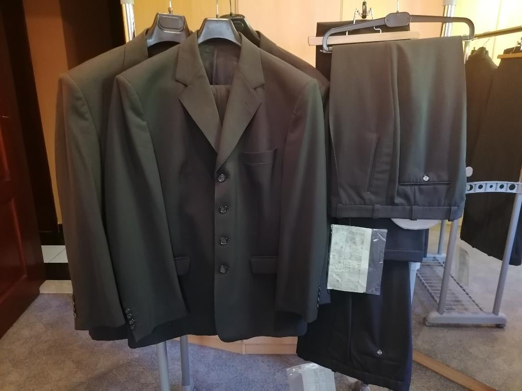 Lot de 3 costumes beige foncé neufs., Neuf, Beige, Taille 52/54 (L), Enlèvement