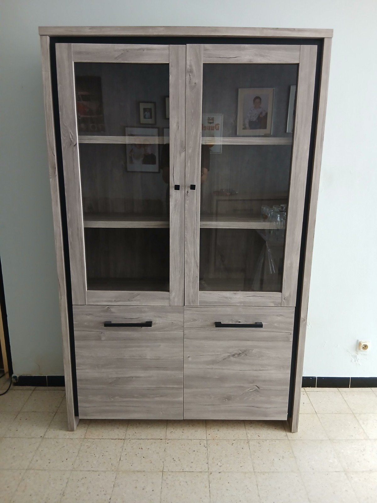 Vitrinekast in lichte houtkleur., Ophalen