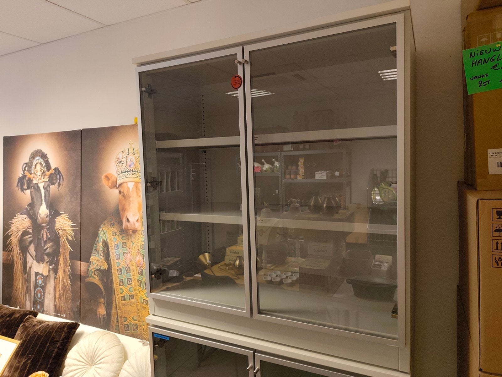 Bureau kasten met glazen deur, Ophalen