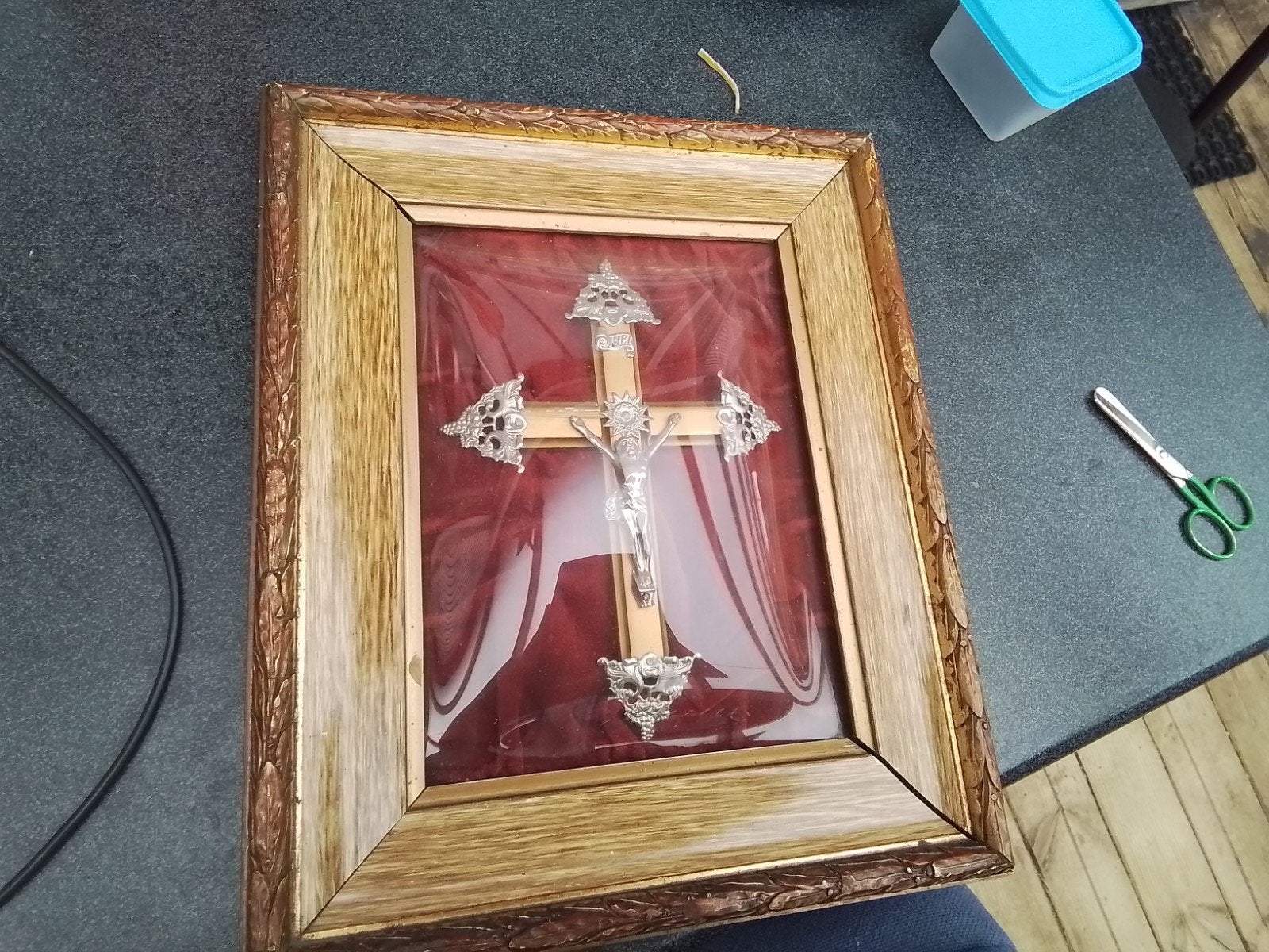 Oud kruisbeeld in bolle glas kader fluweel, Ophalen of Verzenden