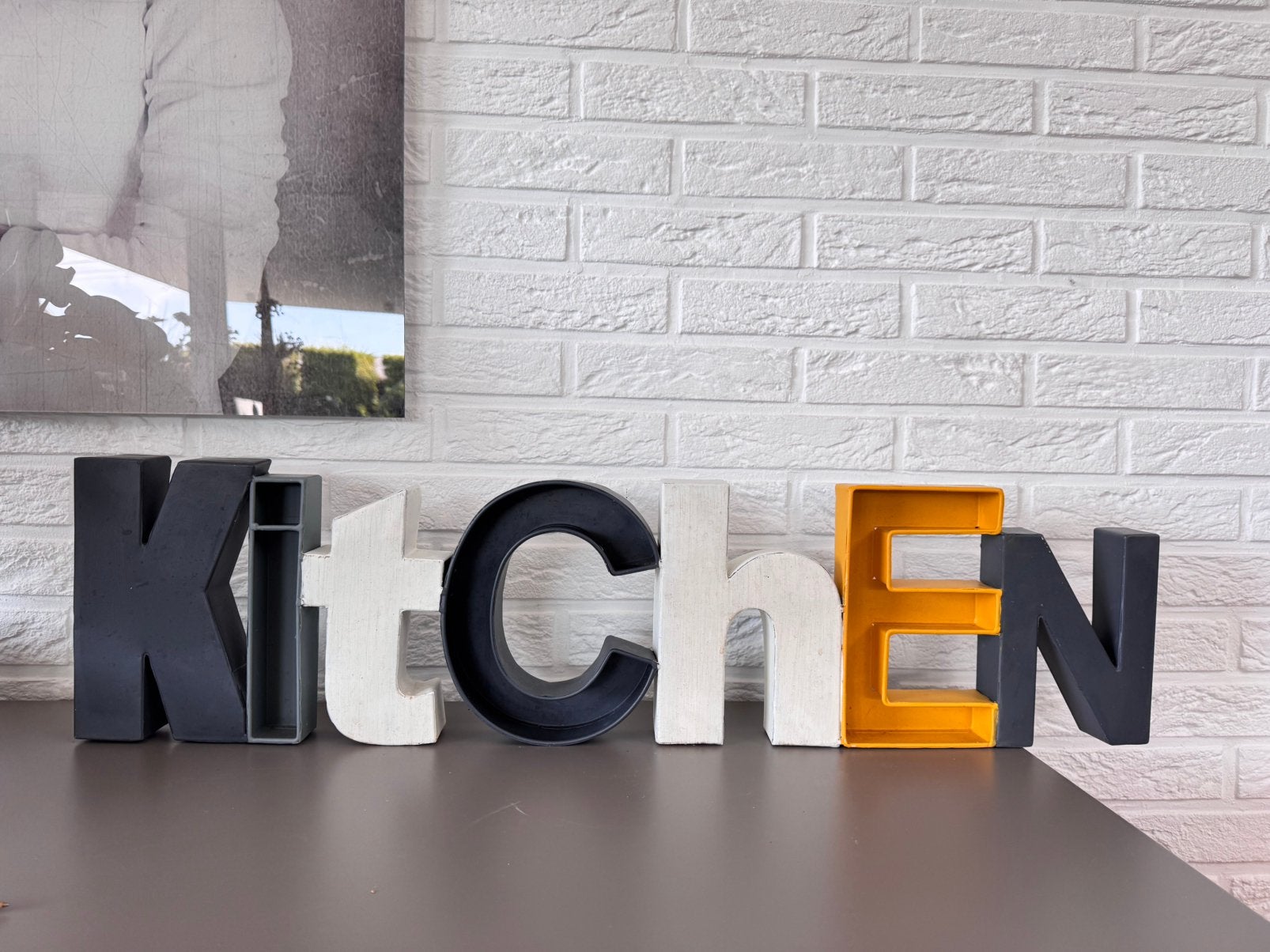 Lettres décoratives KITCHEN en metal peint– noir blanc jaune, Maison & Meubles, Panneau à lettres, 84 cm, Comme neuf, Métal