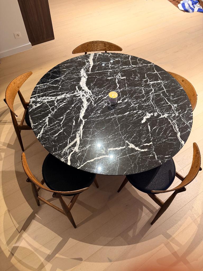 Table à manger Tulip Saarinen 137cm Nero Marquina - NOUVEAU, Maison & Meubles, Tables | Tables à manger, Neuf, 100 à 150 cm, Cinq personnes ou plus