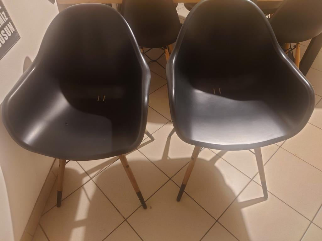 3 zwarte kuipstoelen, Ophalen