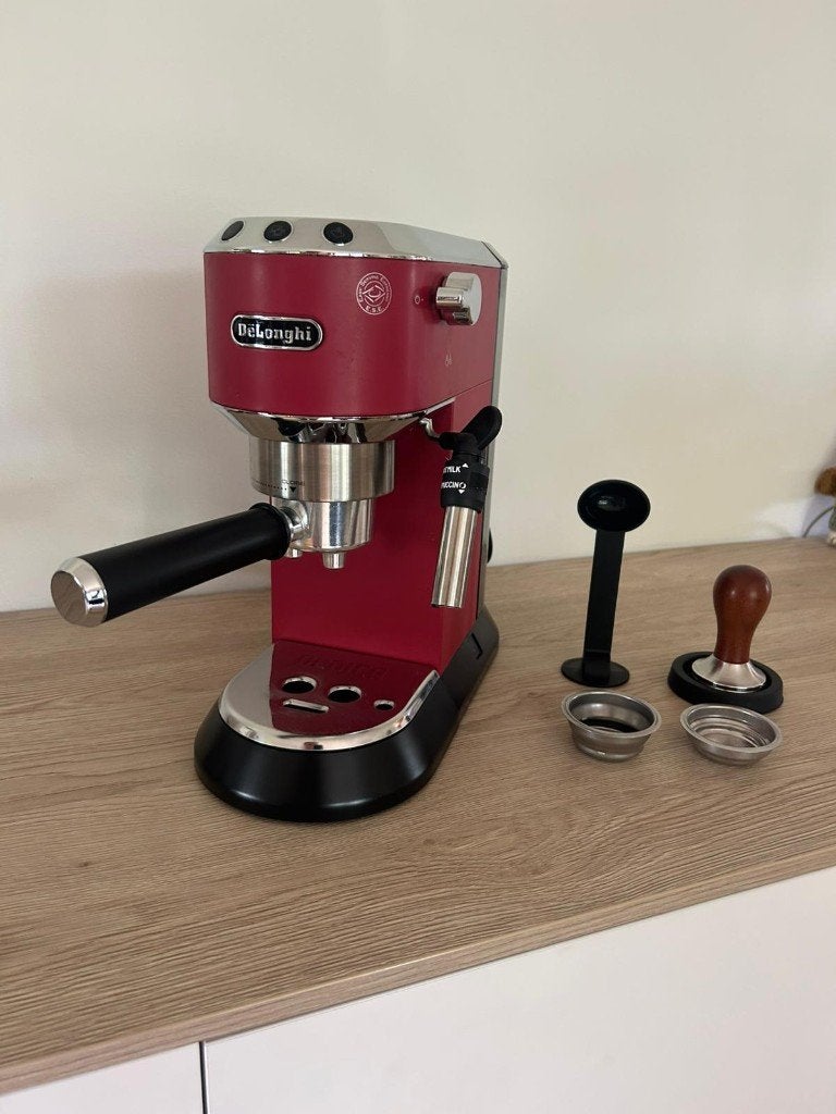 Machine à café De'Longhi Dedica Style EC685, Electroménager, Cafetières, Café moulu, Réservoir d'eau amovible, 2 à 4 tasses, Comme neuf