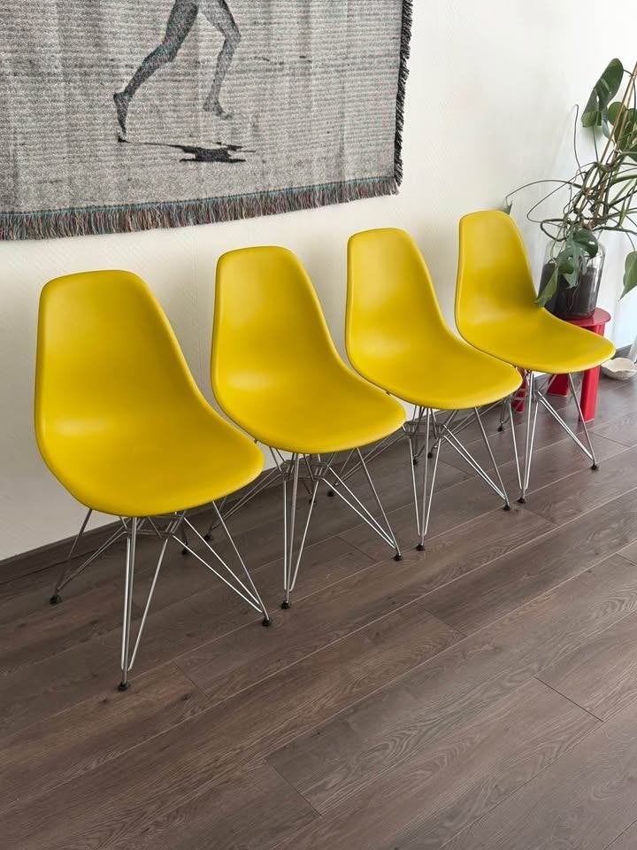 4 x Mosterd gele Vitra Eames DSR stoelen (chrome), Huis en Inrichting, Stoelen, Gebruikt, Vier, Kunststof, Metaal, Overige kleuren