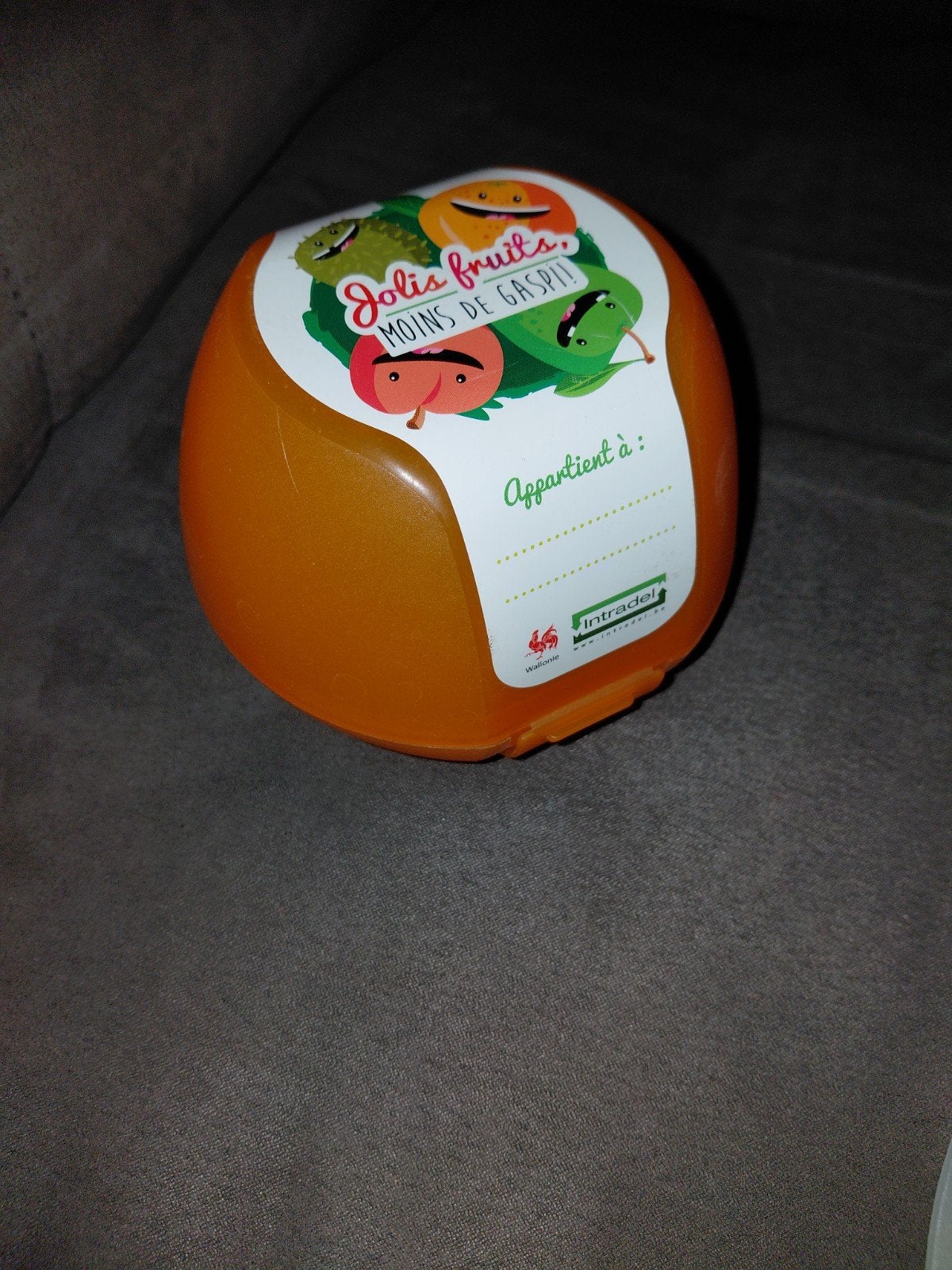 Boite fruits pomme orange, Enlèvement