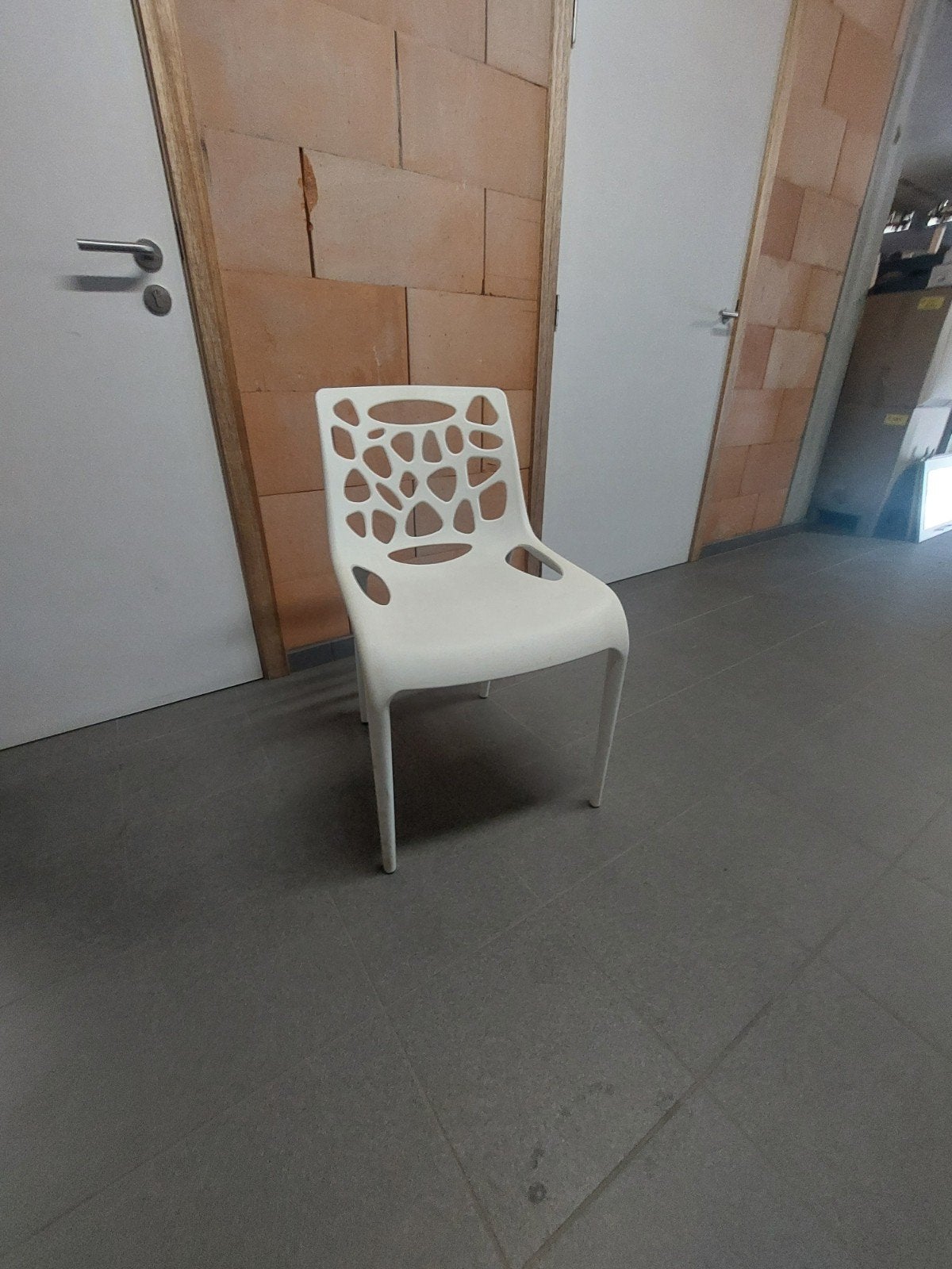 Witte stoel, Ophalen