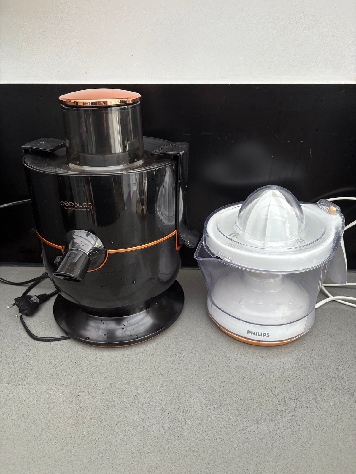 2 elektrische sapcentrifuges/citruspers – Cecotec + Philips, Electroménager, Extracteurs de jus, Enlèvement, Comme neuf, Presse-agrume
