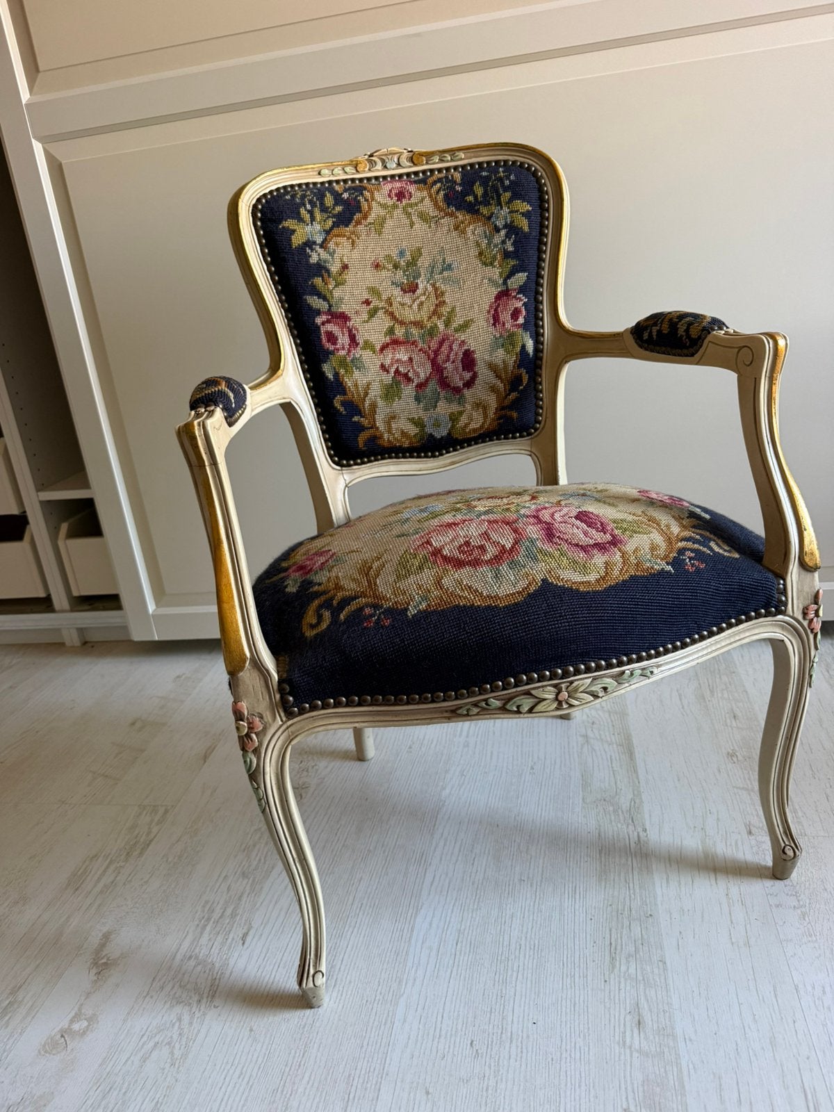 Fauteuil ancien avec revêtement brodé, Enlèvement