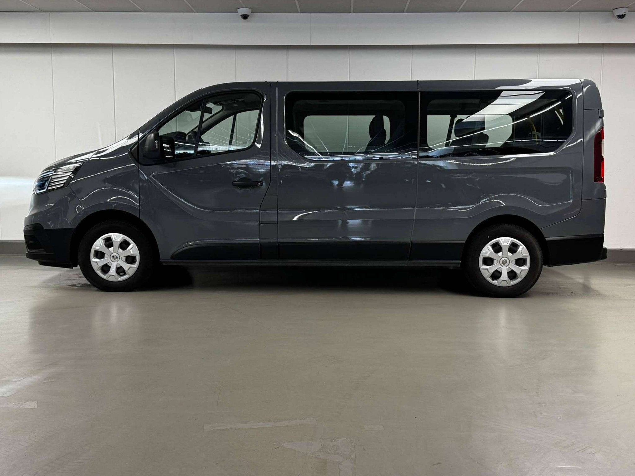 Renault Trafic 2.0 DCI 150 CV LONG CHASSIS PMR 9 PLACES EDC, 188 g/km, Stof, Gebruikt, 4 cilinders